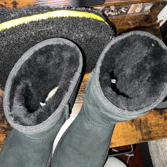 UGG CLASSIC SHORT - Picture 3 of 4